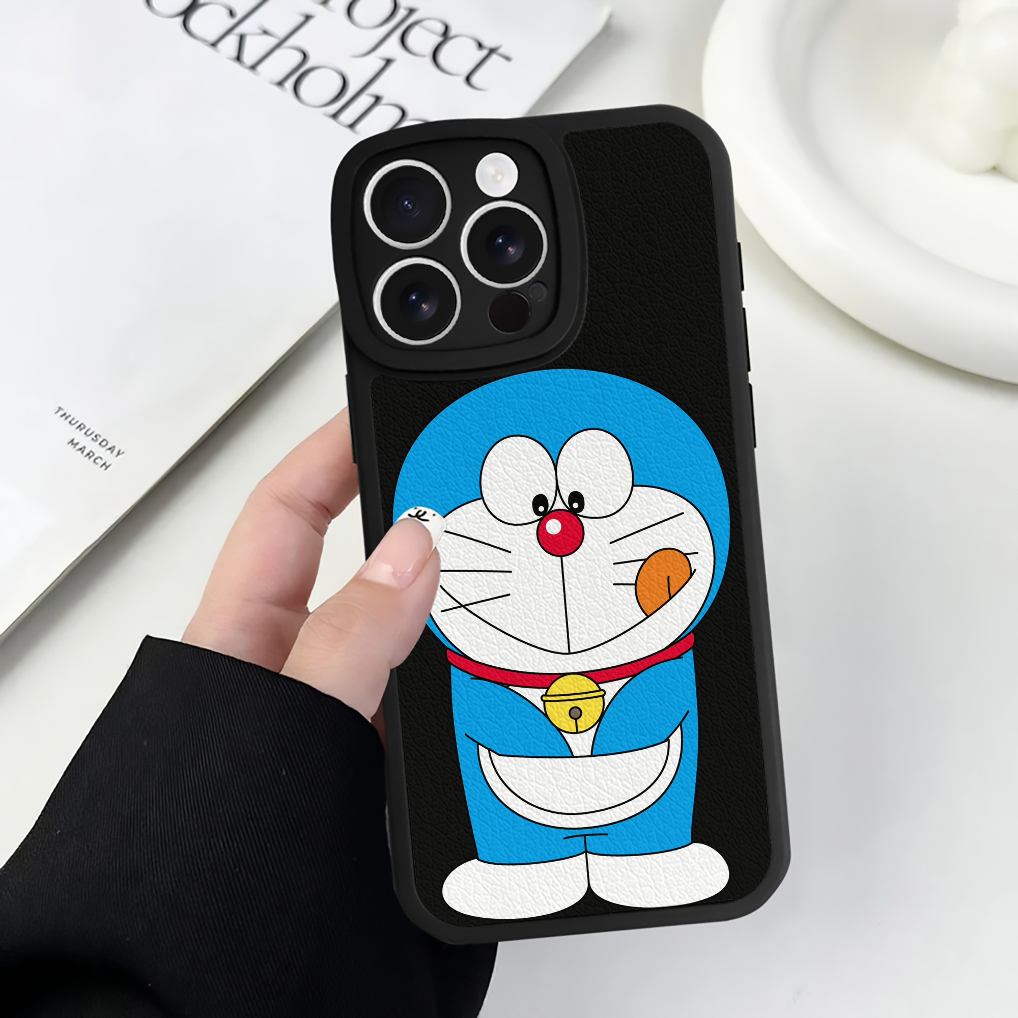 （画像用） ドラえもん Doraemon 【iPhone 16シリーズ対応】シリコンスマホケース（レザー調） 材質：シリコン